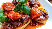 Pečené papriky s mletým masem, uzeným tofu a bylinkami