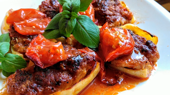 Pečené papriky s mletým masem, uzeným tofu a bylinkami