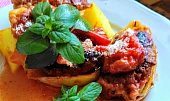 Pečené papriky s mletým masem, uzeným tofu a bylinkami