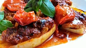 Pečené papriky s mletým masem, uzeným tofu a bylinkami