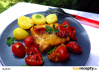 Pečené rybí filé na rajčatech a oreganu