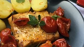 Pečené rybí filé na rajčatech a oreganu