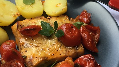 Pečené rybí filé na rajčatech a oreganu