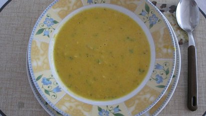 Polévka s mrkvičkou, červenou čočkou a celerem