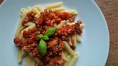 Rajčatová omáčka s masem a těstovinami, Rajčatová omáčka a mletým masem a penne