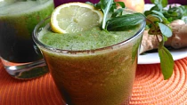 Rukolové  smoothie s jablky, citronovou šťávou a zázvorem