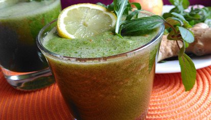 Rukolové  smoothie s jablky, citronovou šťávou a zázvorem
