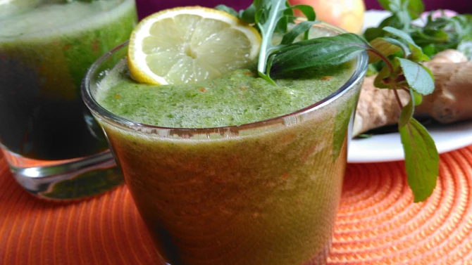 Rukolové  smoothie s jablky, citronovou šťávou a zázvorem