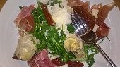 Rukola se sušenou šunkou, artyčoky a parmezánem