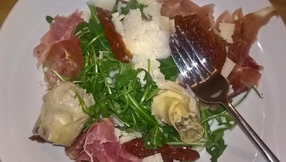 Rukola se sušenou šunkou, artyčoky a parmezánem