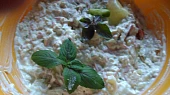 Salát z natural tofu, gorgonzoly a camembertu s okurkou a jogurtem