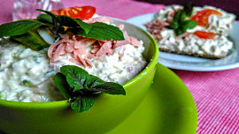 Salát z natural tofu, gorgonzoly a camembertu s okurkou a jogurtem