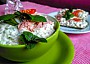 Salát z natural tofu, gorgonzoly a camembertu s okurkou a jogurtem