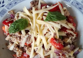 Sardinkový  salát se sýrem (zdravá  rychlovka) (Sardinkovy salát se nastrouhaným sýrem)
