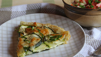 Slaný cuketový koláč s mozzarellou a bazalkovou vůní