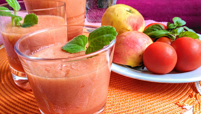 Smoothie s jablky, rajčaty a mrkví