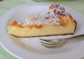 Tvarohový koláč s ovocem a drobenkou