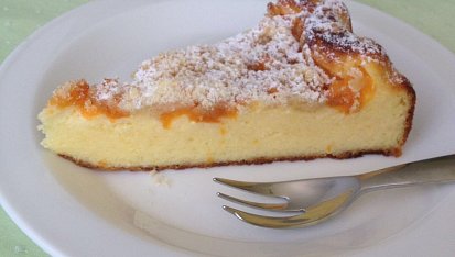 Tvarohový koláč s ovocem a drobenkou