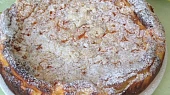 Tvarohový koláč s ovocem a drobenkou