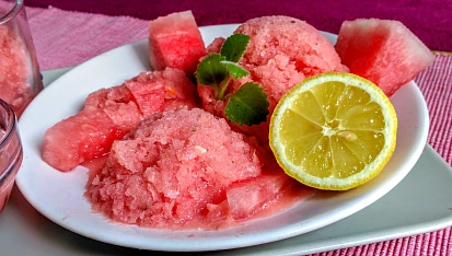 Zmrzlinová dřeň s citronovou šťávou a  mátovým cukrem (sirupem)
