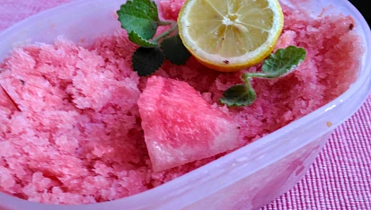 Zmrzlinová dřeň s citronovou šťávou a  mátovým cukrem (sirupem)