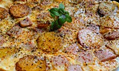 Bramborová omeleta se strouhaným čedarem a šunkou