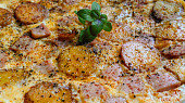 Bramborová omeleta se strouhaným čedarem a šunkou