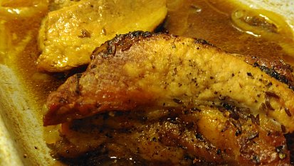Bůček (naostro), pečený s chilli papričkou, podávaný s křenovým zelím