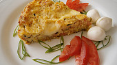 Cuketový koláč s brynzou, mozzarellou a uzeninou