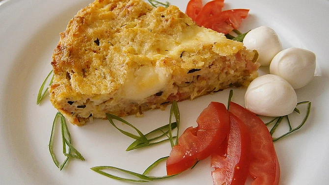 Cuketový koláč s brynzou, mozzarellou a uzeninou