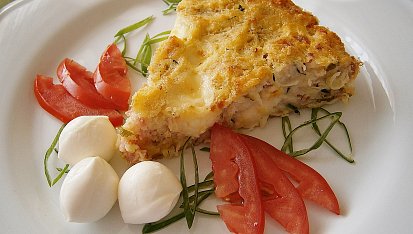 Cuketový koláč s brynzou, mozzarellou a uzeninou
