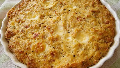 Cuketový koláč s brynzou, mozzarellou a uzeninou
