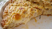 Cuketový koláč s brynzou, mozzarellou a uzeninou