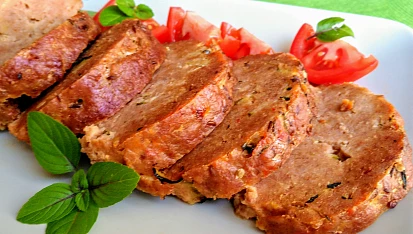 Harissová sekaná s cuketou, lučinou a bylinkami