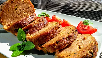 Harissová sekaná s cuketou, lučinou a bylinkami