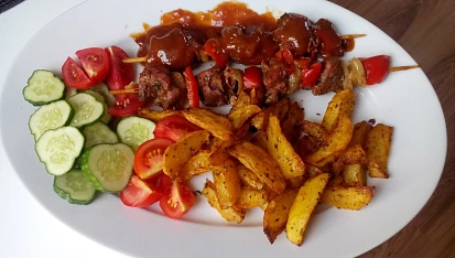 Kančí špízy se šípkovou omáčkou
