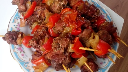 Kančí špízy se šípkovou omáčkou