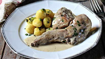 Králík v krémové hořčičné omáčce a bramborové šišky