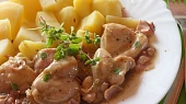 Kuřecí kousky na česneku, slanince a majoránce