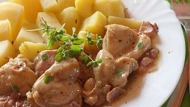 Kuřecí kousky na česneku, slanince a majoránce