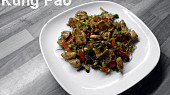 Kuřecí kung pao, Použito s rýžovými nudlemi.