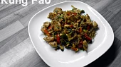 Kuřecí kung pao, Použito s rýžovými nudlemi.