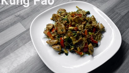 Kuřecí kung pao, Použito s rýžovými nudlemi.
