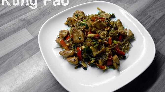 Kuřecí kung pao, Použito s rýžovými nudlemi.