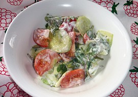 Okurkový salát se šruchou zelnou a rajčaty