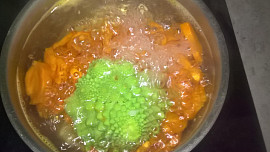 Polévka z květáku romanesco s mrkví