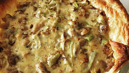 Quiche s kuřecím masem a pórkem zasypaný sýrem podle Eduarda