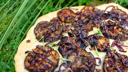 Rozmarýnová focaccia s lilkem a červenou cibulí