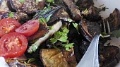 Salát z grilovaného lilku a petržele