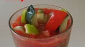 Sladký zeleninový koktejl (salát) s kousky paprik, rajčat a okurek